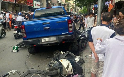 Hà Nội: Ô tô bán tải tông liên tiếp nhiều xe máy trên phố Khâm Thiên khiến 2 người bị thương