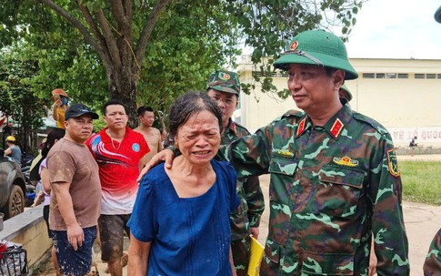 Nước lũ cô lập, người dân xúc động bật khóc khi trực thăng thả lương thực