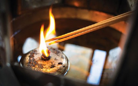 Thắp hương mùng 1 tháng 6 nhuận năm 2025 có gì khác? Chuyên gia khuyên điều nên tránh làm ngày đầu tháng để mọi việc hanh thông, tài lộc