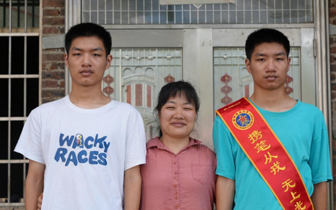 Cặp song sinh trường làng cùng trúng tuyển vào trường quân đội danh giá
