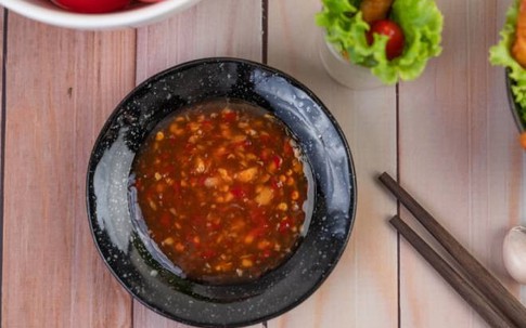 Về nhà bạn trai ra mắt, cô gái 'hết hồn' vì 6 người chung 1 bát nước chấm