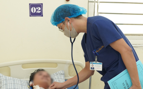 Người đàn ông trẻ suýt chết sau khi bị kiến cắn