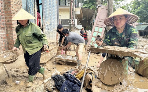 Người dân vùng lũ Nghệ An bới tìm tài sản trong lớp bùn dày đặc