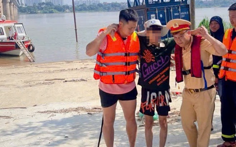 Kịp thời cứu nam thanh niên nhảy cầu Thăng Long