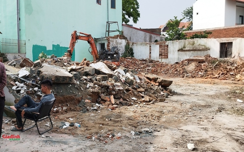 Hà Nội: 'Trưởng xóm' hành hung lái xe, ép chủ đất nộp 20 triệu 'quỹ xóm' khi dọn dẹp khu đất của gia đình