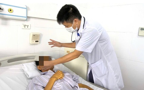 Người đàn ông 54 tuổi bất ngờ nguy kịch sau khi giẫm phải hòn đá ngoài ruộng
