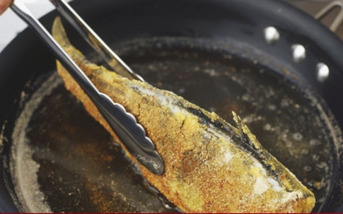 Nguyên tắc 'chảo nóng, dầu lạnh' khi rán cá