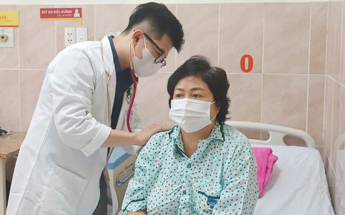 Suy thận mạn vì dùng thuốc viêm khớp 24 năm: Hồi sinh kỳ diệu nhờ ghép thận từ con gái