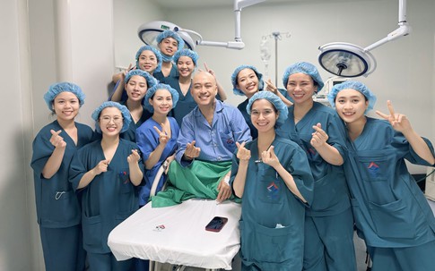 Tuấn Hưng cạo đầu cầu sức khỏe cho mẹ, sau đó nhập viện phẫu thuật khiến fan xót xa