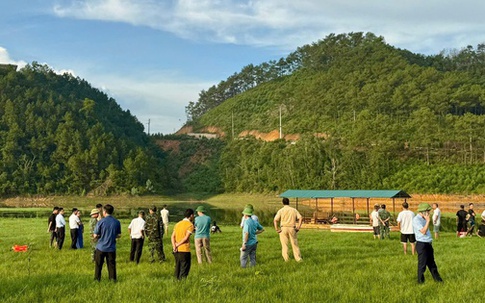 Đi xe bán tải vào lòng hồ cạn, vợ chồng tài xế bị đuối nước tử vong