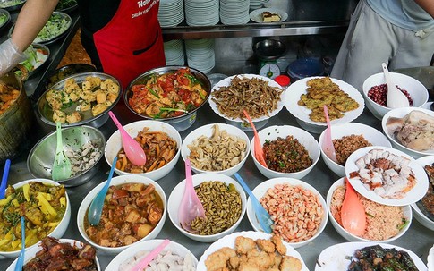 Chủ quán cơm văn phòng chật vật tồn tại vì 'khách giảm ăn ngoài'