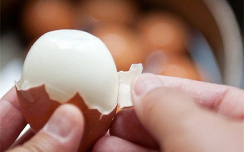 Mẹo luộc trứng để dễ bóc vỏ, lòng đỏ không bị xám