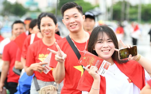 Khán giả trẻ đến Mỹ Đình từ sớm chờ ‘Tổ quốc trong tim’