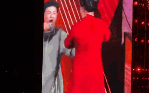 Khoảnh khắc NSND Thu Huyền nắm tay Thanh Duy nhảy trên sân khấu Concert quốc gia