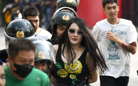 Ấn tượng nhan sắc nữ công an nhập vai "girl phố" tại Hồ Gươm
