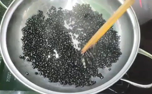 Đậu đen đang giá rẻ bèo có nhiều ở chợ Việt, làm nước uống giải nhiệt, thải độc và giảm cân theo cách sau cực tốt cho ngày hè