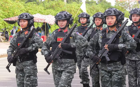 Nữ ca sĩ 'Viết tiếp câu chuyện hoà bình' cực khí chất khi vào vai công an: 'Mọi người nghĩ tôi là nữ cảnh sát cơ động biết hát'