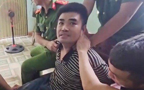Vây bắt Phạm Văn Nghĩa, đối tượng chém em trai rồi cố thủ trong nhà