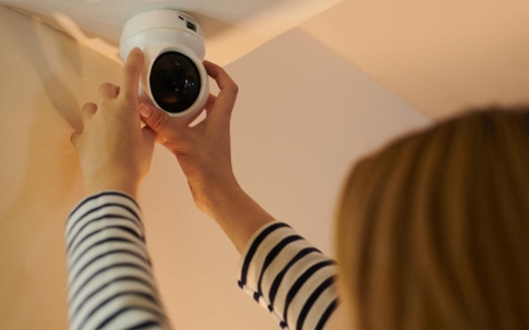 Có cô gái nào 19 tuổi vẫn bị bố mẹ lắp camera trong phòng để giám sát như tôi?