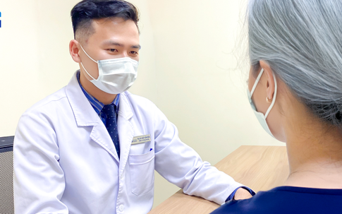 Người phụ nữ 45 tuổi bất ngờ phát hiện ung thư phổi di căn não từ dấu hiệu nhiều người Việt bỏ qua