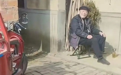 Lấy chồng xa, 2 năm mới về, con gái òa khóc nhìn cảnh bố mẹ ngồi trước hiên
