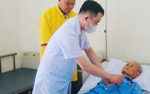 Cụ ông 96 tuổi suýt mất mạng sau khi bị ngã ở nhà