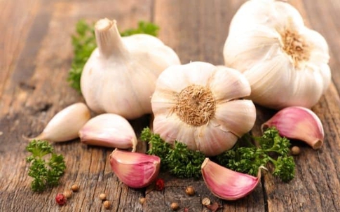 Câu chuyện củ tỏi trừ tà trong tháng 7 cô hồn và cách dùng tỏi chuẩn phong thủy