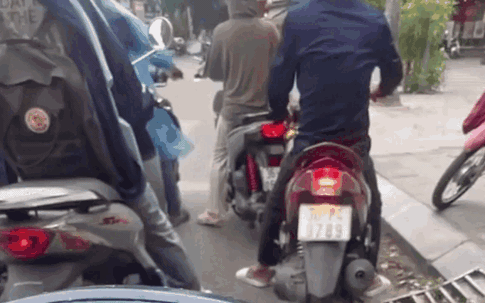 Công an Hà Nội bắt giữ 2 kẻ dàn cảnh va chạm giao thông để lấy trộm điện thoại