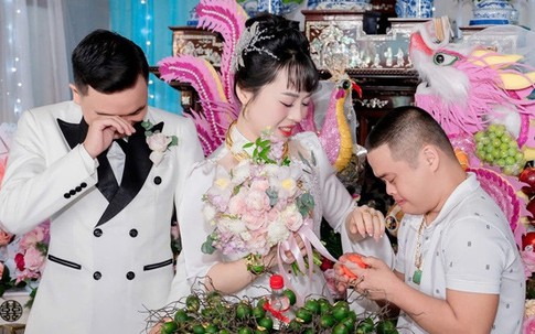 Cô dâu òa khóc khi anh trai bị bệnh Down tặng vàng cưới, dặn ‘đừng rửa bát nhiều’