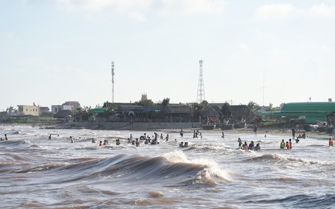 Nguy hiểm rình rập tại bãi tắm tự phát gần khu vực nhà thờ đổ ở Ninh Bình