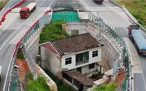 Số phận ngôi nhà 'cứng đầu' sẵn sàng nằm giữa đường cao tốc không chịu di dời dù được đền bù tới 6 tỷ đồng hiện ra sao?