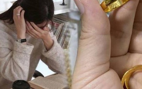 Được mẹ chồng tặng nhẫn vàng 2 chỉ, tôi mừng rỡ đeo ngay, nhưng vừa soi gương thì hoảng hốt tháo ra