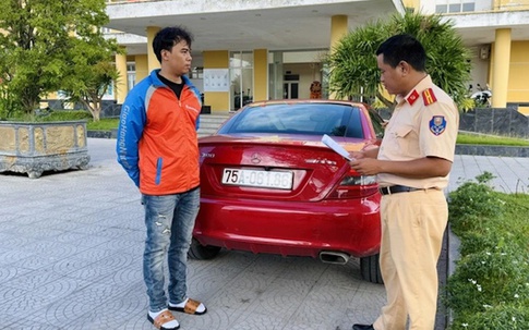 Xử phạt nam thanh niên lái ô tô kéo xe tự chế chạy trên phố để quay TikTok