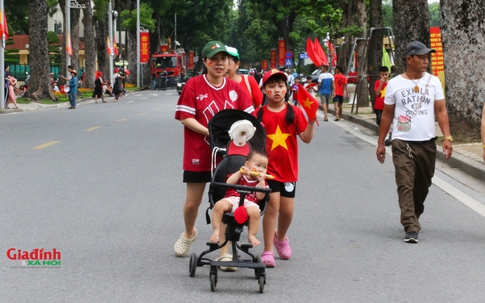 Hàng ngàn người dân xếp hàng từ sớm, lựa chỗ đẹp để xem hợp luyện diễu binh, diễu hành kỷ niệm Quốc khánh 2/9