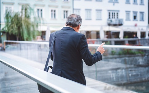 Cả đời theo đuổi danh vọng, lúc nghỉ hưu nhìn cuộc sống của 2 đồng nghiệp từng 'tệ nhất' tôi mới biết mình đã sống sai cách