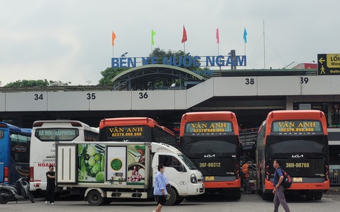Chống tăng giá vé, Bến xe Nước Ngầm tăng quầy và người bán vé phục vụ nhân dân dịp nghỉ lễ Quốc khánh 2/9