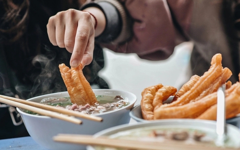 Ăn phở có nên thêm quẩy? Câu chuyện đằng sau thói quen ăn phở kèm quẩy
