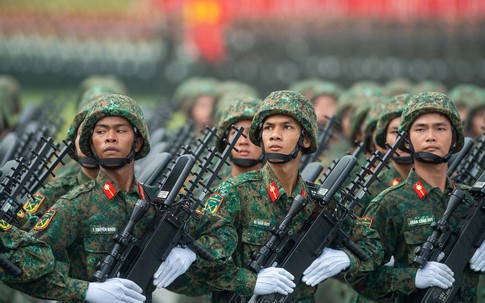 Những mẫu súng trang bị cho các khối diễu binh Quân đội, Công an