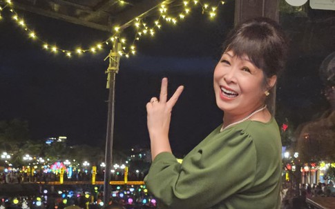 Không son phấn, NSND Hồng Vân vẫn rạng rỡ ở tuổi 59