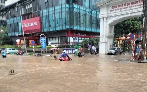 Hà Nội mưa cả đêm, khắp nơi ngập sâu, giao thông tắc cứng