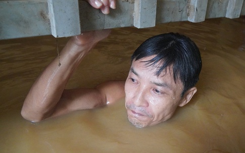 Nước sông Mã ồ ạt đổ vào nhà dân