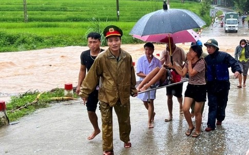 Vượt 40km trong bão lũ đưa sản phụ đến viện sinh con