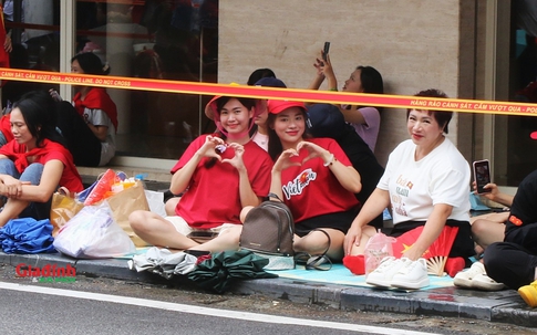 Hà Nội: Dòng người nối đuôi nhau đổ về các tuyến phố trung tâm xem sơ duyệt diễu binh, diễu hành 2/9