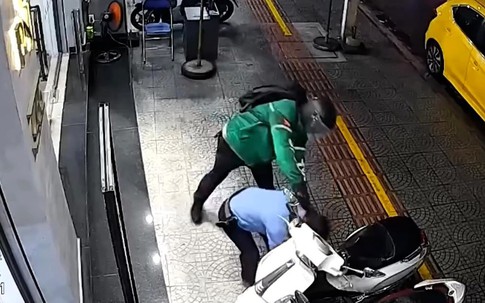 Video: Khoảnh khắc thanh niên táo tợn hành hung bảo vệ, đập tủ kính, cướp tiệm vàng ở Đà Nẵng