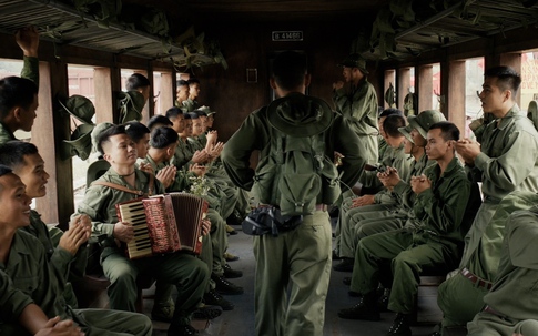 Khoảnh khắc khóc cười của phim 'Mưa đỏ': Khi bom đạn không thể ngăn tiếng cười lạc quan của người chiến sĩ