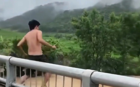 Video người đàn ông nhảy xuống suối lũ, mất tích dậy sóng mạng xã hội