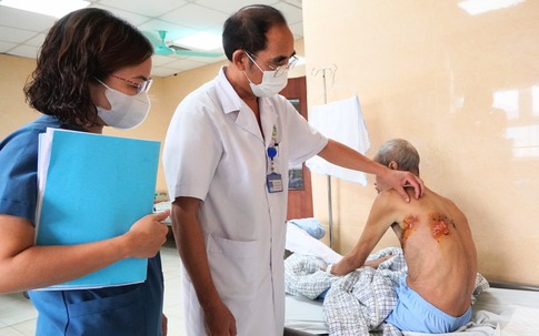Người đàn ông nhập viện do tự làm điều này chữa zona thần kinh