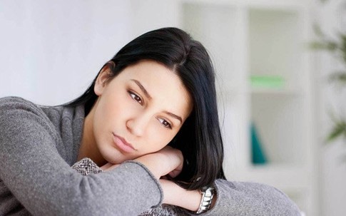 Mở cửa phòng mẹ chồng lúc đêm muộn, tôi chết lặng nhận ra mình đã quá vô tâm