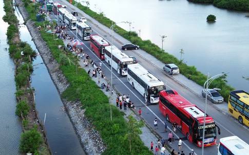 Ngày đầu nghỉ lễ 2/9, hàng trăm phương tiện và người dân vật vờ chờ đợi tại phà Đồng Bài – Cái Viềng vì thời tiết xấu