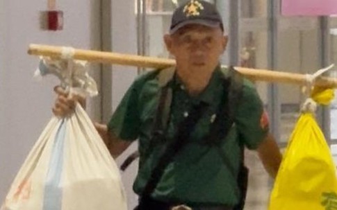 Xúc động cha già gánh gần 80kg đặc sản, vượt hơn 600km đến thăm con cháu